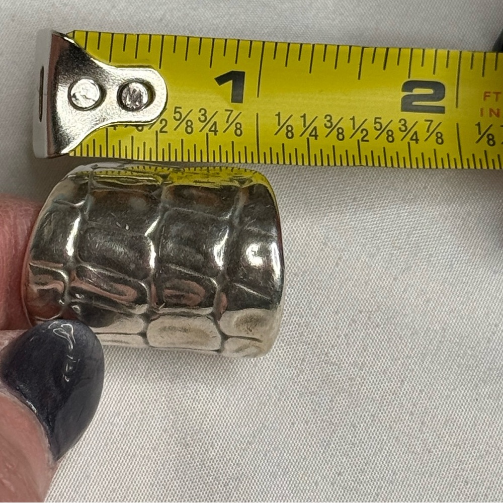 UNO de 50 Textured Wide Silver Embossed Ring - Picture 6 of 7